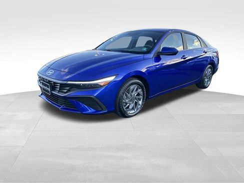 Used 2024 Hyundai Elantra SEL image 3