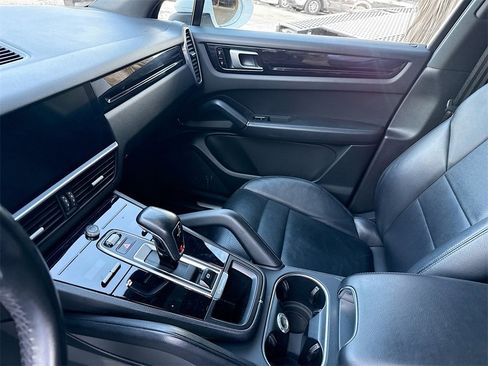 Used 2020 Porsche Cayenne image 26