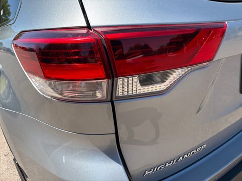 Used 2018 Toyota Highlander Limited Platinum AWD/4WD image 32