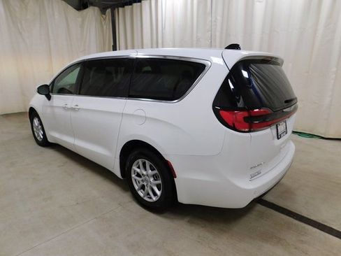 Used 2023 Chrysler Pacifica Touring-L image 16