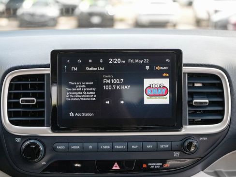 Used 2024 Hyundai Venue Limited FWD image 11