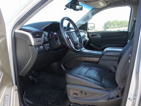 Used 2019 GMC Yukon XL Denali image 12