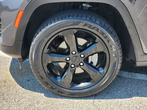 Used 2023 Jeep Grand Cherokee Altitude AWD/4WD image 12