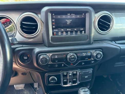 Used 2019 Jeep Wrangler Unlimited Sahara AWD/4WD image 11