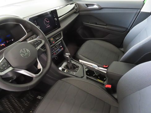 New 2026 Volkswagen Taos SE FWD image 22