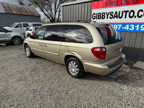 Used 2006 Chrysler Town & Country Touring image 2