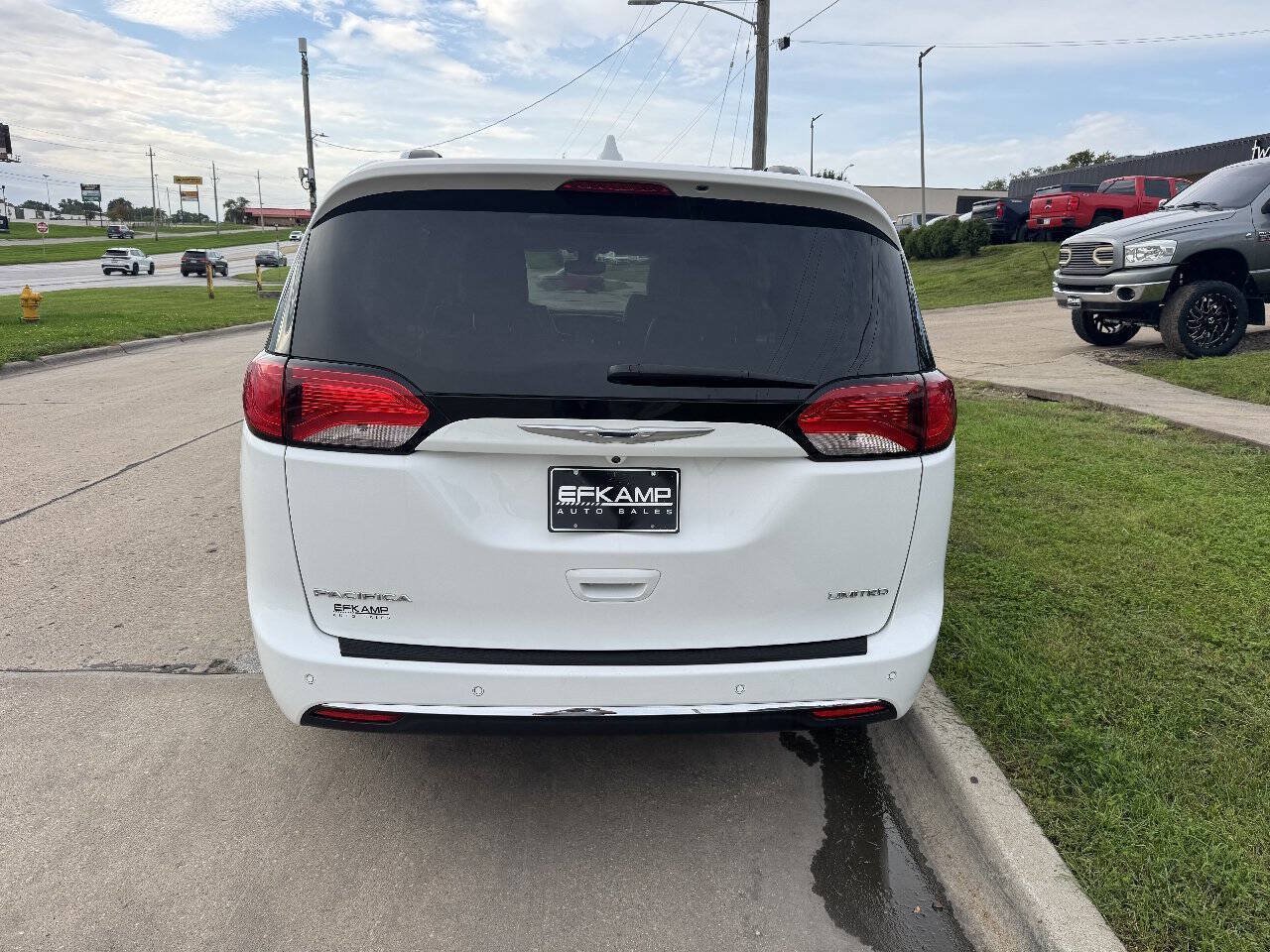 Used 2017 Chrysler Pacifica Limited w/ Tire & Wheel Group FWD image 4