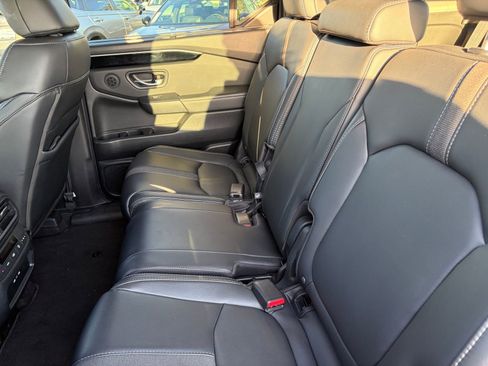 Used 2025 Honda Pilot EX-L image 10