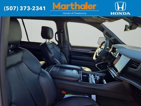Used 2024 Jeep Wagoneer Series II w/ Flexible Seating Group AWD/4WD image 20
