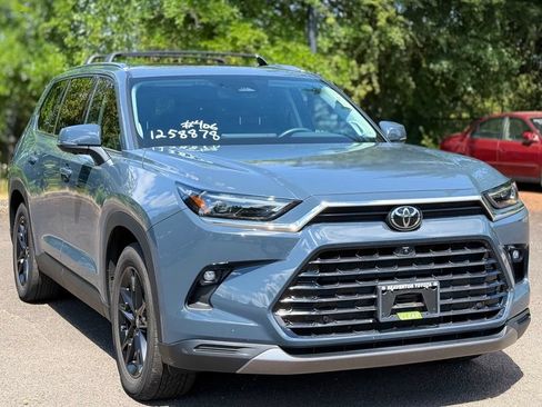Used 2024 Toyota Grand Highlander AWD image 7