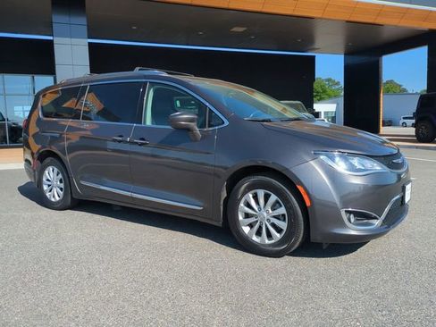 Used 2019 Chrysler Pacifica Touring-L FWD image 2