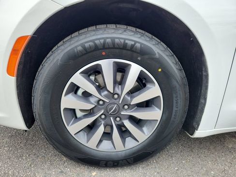 Used 2023 Chrysler Pacifica Touring-L FWD image 16