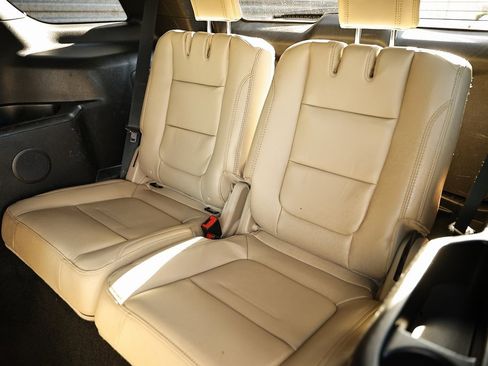 Used 2017 Ford Explorer XLT w/ Equipment Group 202A image 30