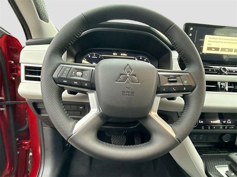 New 2025 Mitsubishi Outlander SE image 11