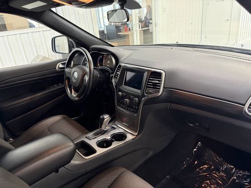 Used 2020 Jeep Grand Cherokee Laredo w/ Security & Convenience Group image 30