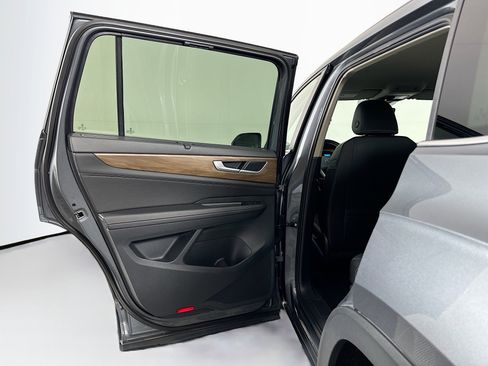 Used 2025 Volkswagen Atlas SE image 25