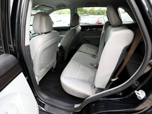Used 2013 Kia Sorento LX w/ Third Row Pkg image 14