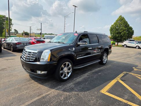 Used 2013 Cadillac Escalade ESV Luxury RWD image 3