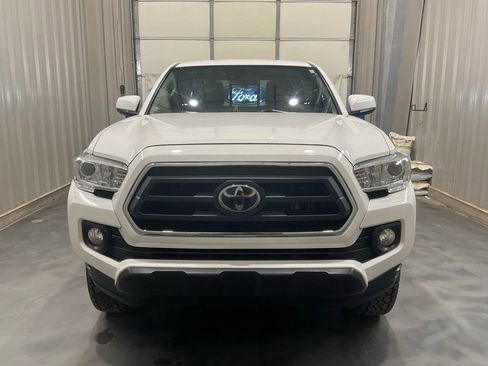 Used 2022 Toyota Tacoma SR5 AWD/4WD image 2