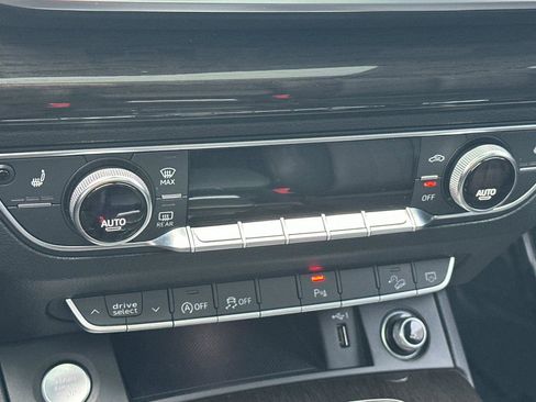 Used 2020 Audi Q5 Premium w/ Convenience Package image 19