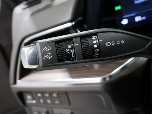 Used 2025 Chevrolet Suburban Premier image 37