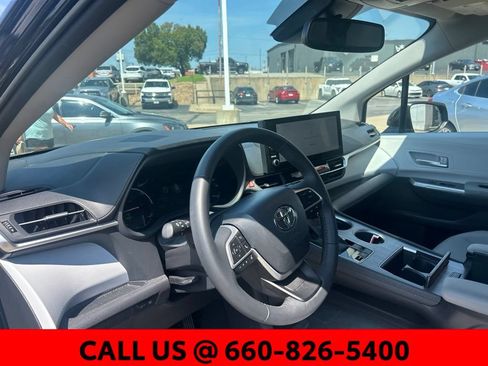 Used 2026 Toyota Sienna XLE FWD image 15