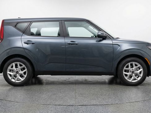 Used 2025 Kia Soul LX w/ LX Technology Package FWD image 11