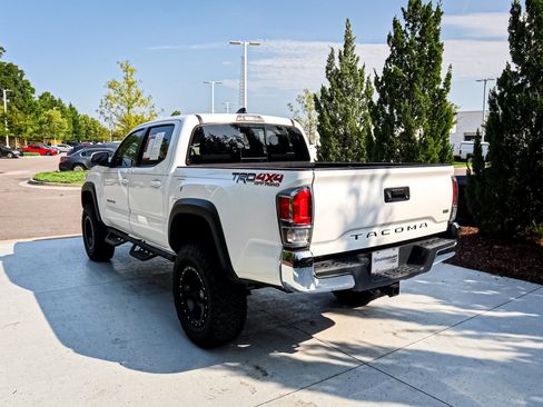 Used 2020 Toyota Tacoma TRD Off-Road AWD/4WD image 8