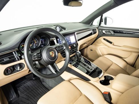 Certified 2024 Porsche Macan AWD/4WD image 4