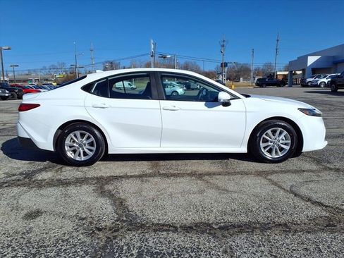 Used 2025 Toyota Camry LE image 14