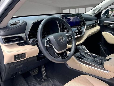 Used 2025 Toyota Highlander Limited AWD/4WD image 14