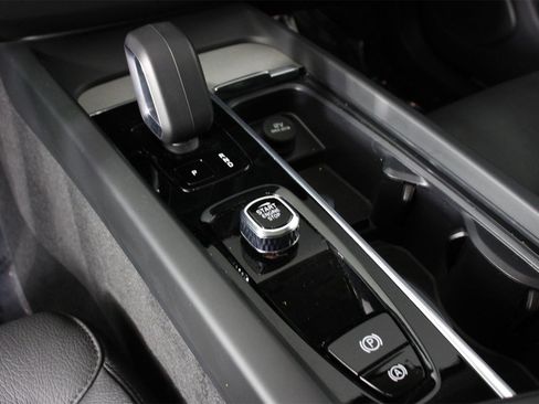 Certified 2025 Volvo XC60 B5 Plus image 15