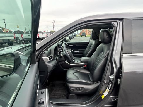 Used 2021 Toyota Highlander XLE AWD/4WD image 15