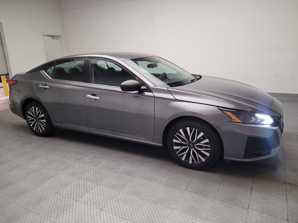 Used 2024 Nissan Altima 2.5 SV FWD image 11