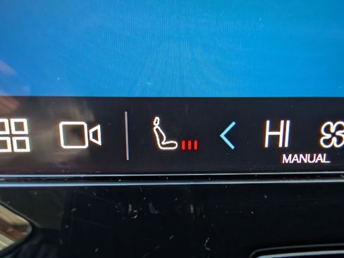 Used 2024 Volvo XC40 B5 Plus image 32