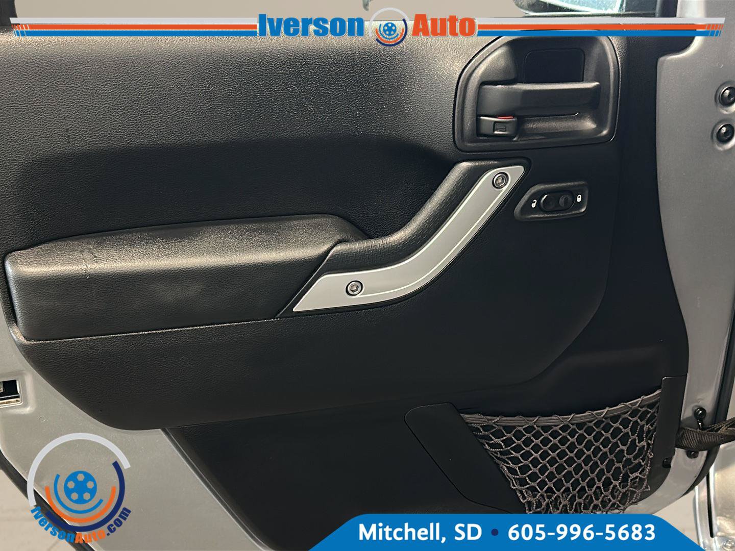 Used 2016 Jeep Wrangler Unlimited Sahara w/ Connectivity Group AWD/4WD image 13
