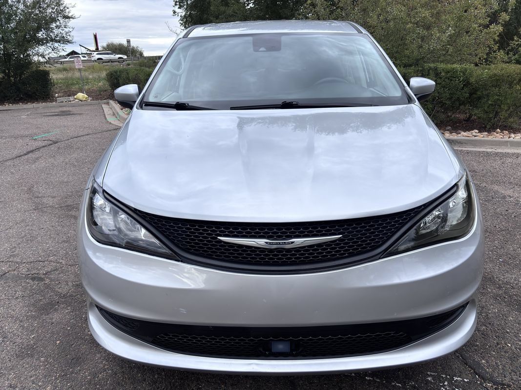 Used 2023 Chrysler Voyager LX FWD image 4