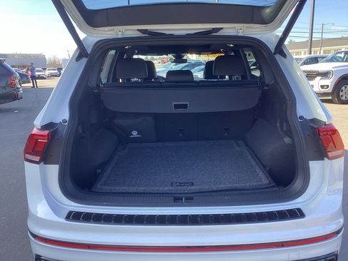 Used 2024 Volkswagen Tiguan SE R-Line image 9