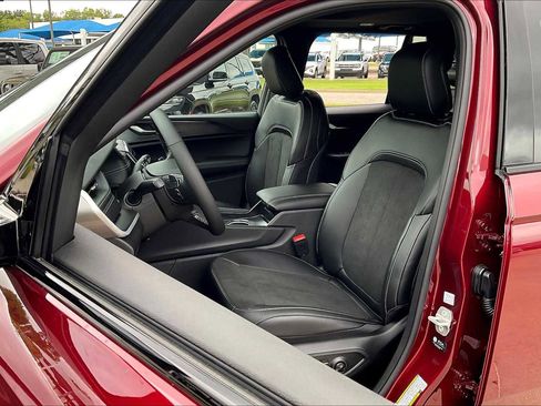 New 2025 Jeep Grand Cherokee Laredo image 9