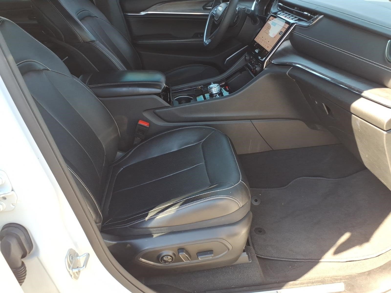 Used 2023 Jeep Grand Cherokee Overland AWD/4WD image 6