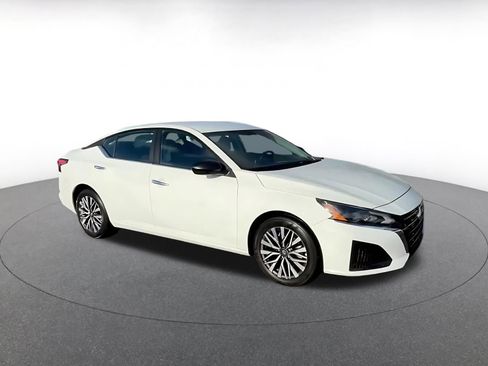 Used 2025 Nissan Altima 2.5 SV image 2