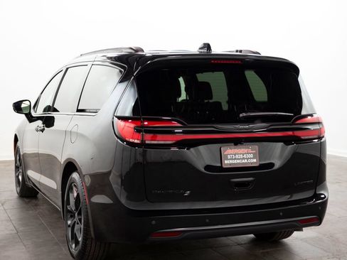 Used 2026 Chrysler Pacifica Limited w/ S Appearance Package FWD image 15