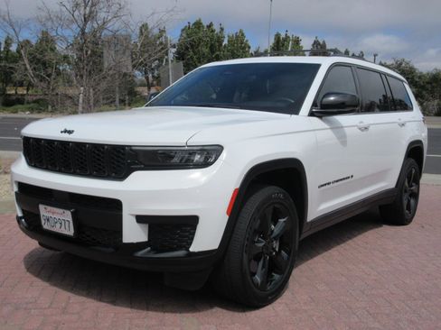 Used 2022 Jeep Grand Cherokee L Laredo image 1