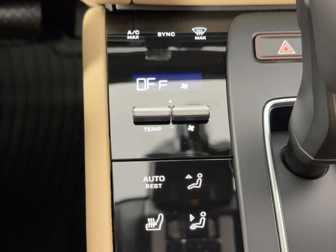 Certified 2026 Porsche Macan AWD/4WD image 18