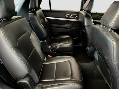 Used 2019 Ford Explorer XLT w/ Equipment Group 202A AWD/4WD image 29