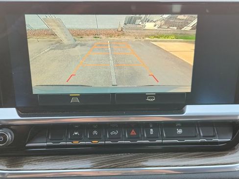 Used 2023 Chevrolet Silverado 1500 LT AWD/4WD image 15