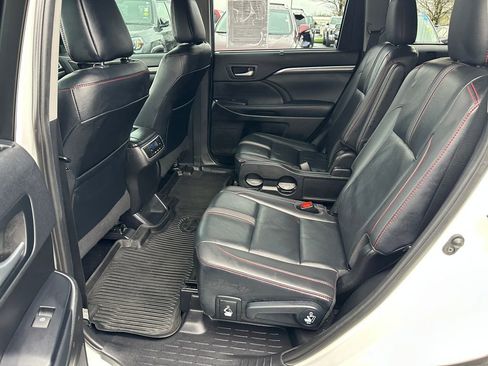 Used 2019 Toyota Highlander SE image 14