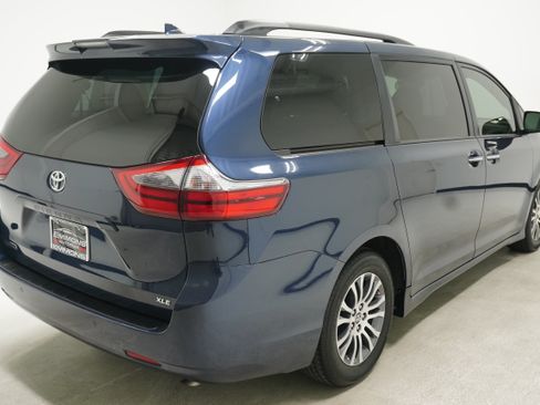 Used 2020 Toyota Sienna XLE w/ XLE Navigation Package FWD image 4