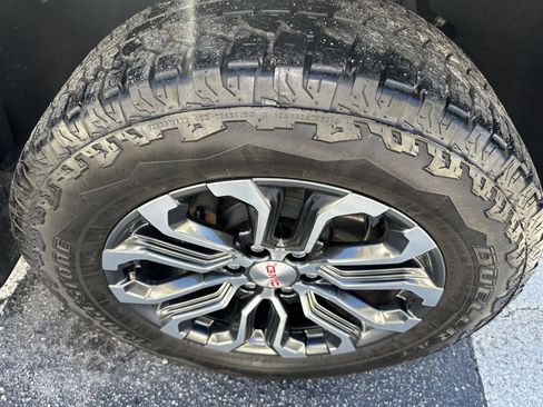 Used 2024 GMC Canyon Denali image 6