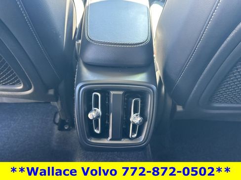 Used 2025 Volvo XC40 B5 Core image 19